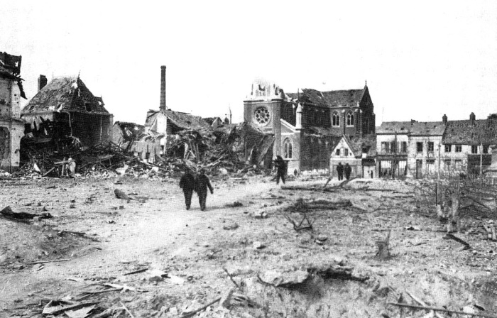 ancienne mairie et église Notre Dame de l'Assomption détruite par les bombardements