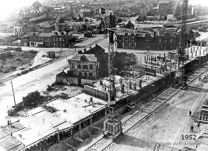 Début du chantier de l'immeuble Champagne en 1952 à Sotteville-lès-Rouen (Reconstruction d'après-guerre)